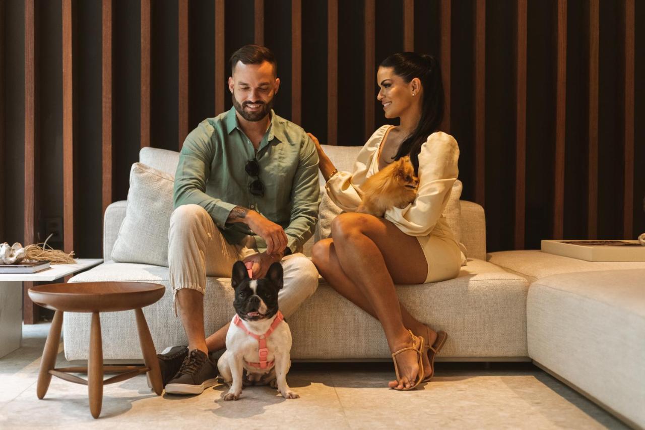 Ba'Ra Hotel Joao Pessoa Exterior photo A couple with their dogs
